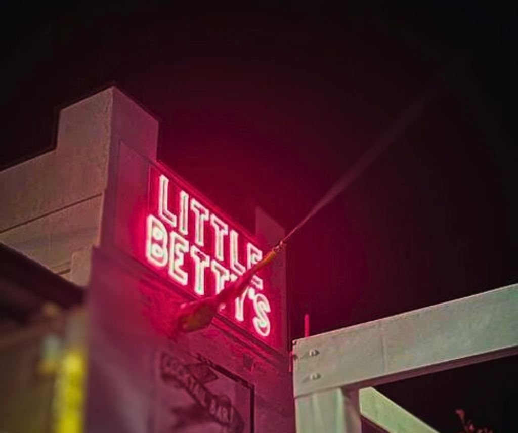 Neon sign Sizes and Dimensions: Which Neon Size Is Right For You? 7 Super-sized neon sign sizes red